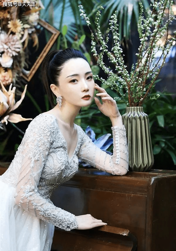 搞笑GIF趣图:惹老婆生气了,想去哄哄,就是这样的状态