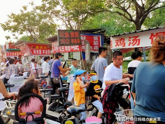 小区楼下摆地摊,这10种小吃最火,老板都忙不过来