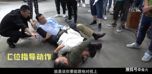 中年演员不容易!《三叉戟》主演躺地上打架,发博宣传却翻车了?