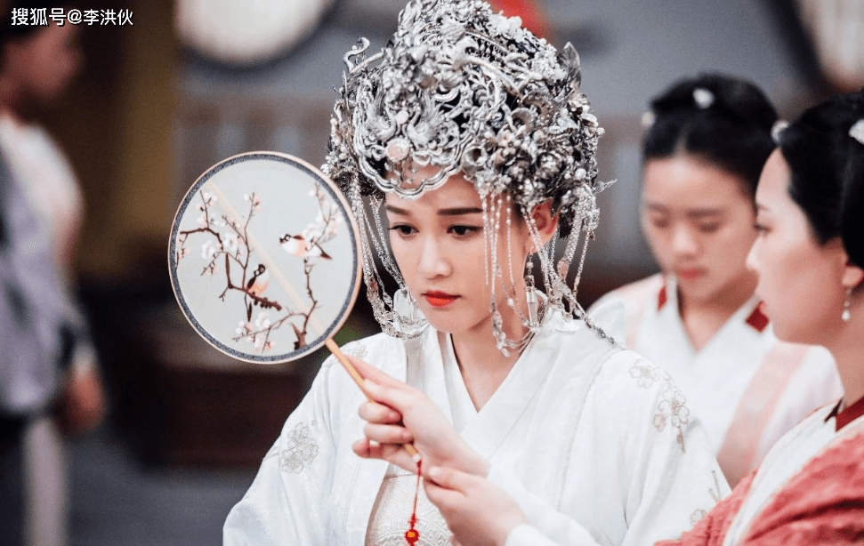 与陈正飞挽手被吐槽,陈乔恩愤怒回怼,她不止一次疯狂反击网友了