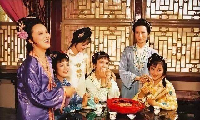 林黛玉明明什么也不管,为何暗一算计,就知道贾府经济面临崩溃?