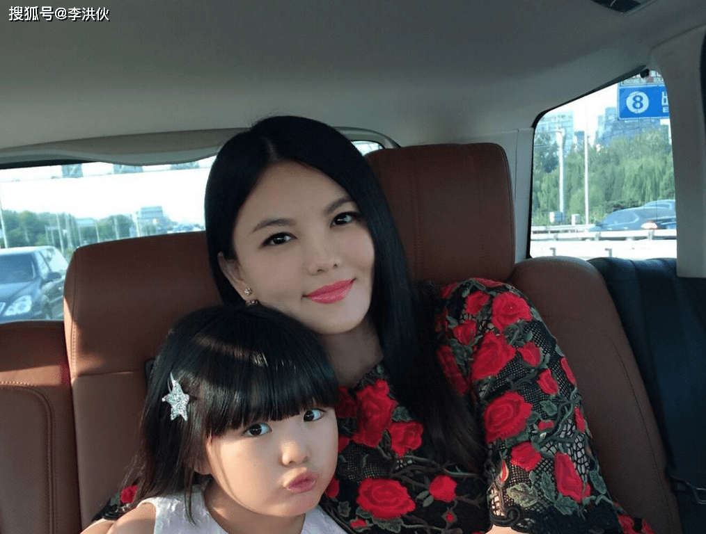 李湘一家人现身机场,整整齐齐都是胖胖的,王诗龄2万元背包抢镜