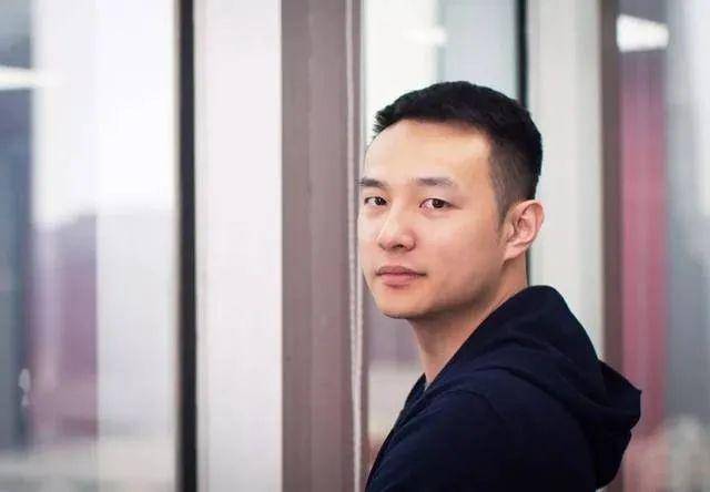 豪门子弟也有缺陷:霍启刚斗鸡眼让妈妈操碎心,赌王五女儿是斜眼