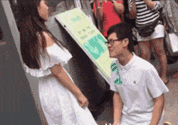 搞笑GIF:你别问我了,我真的很害羞!毕竟你这么漂亮!