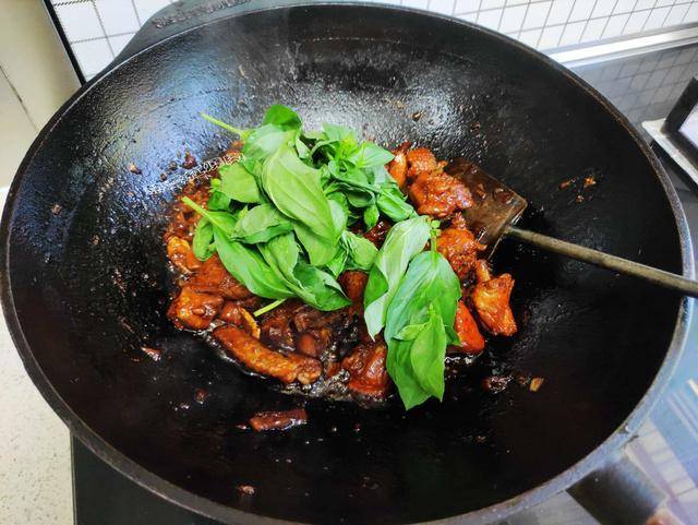 鸡肉最美味的做法就是这,原材料很简单,花椒大料都不用放特省事