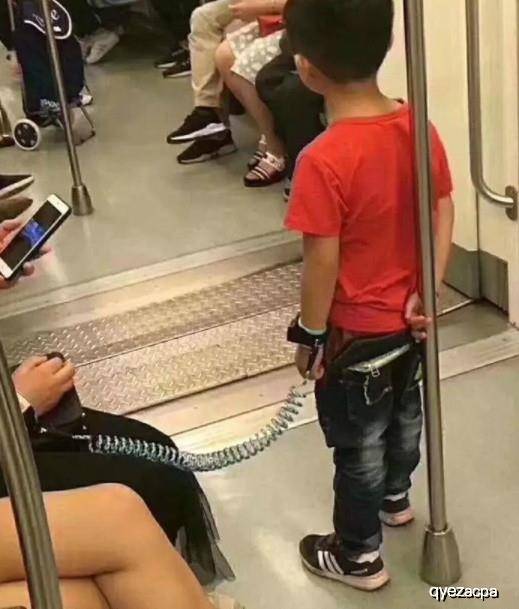 爆笑GIF:天天就知道玩手机, 不给你弄坏不死心