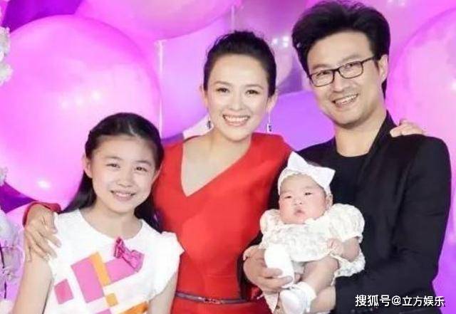 章子怡一家五口为汪峰过节,一个姿势看出他有点重男轻女!