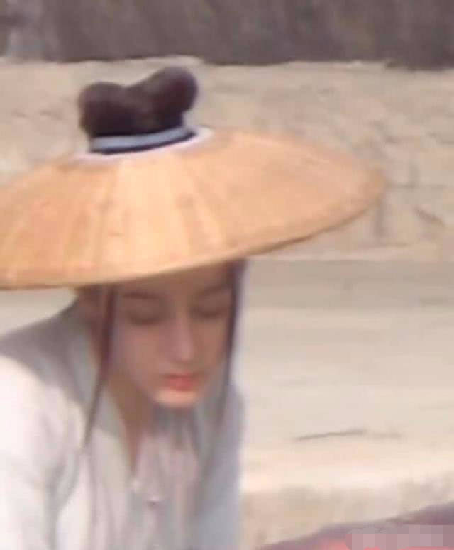 热巴《长歌行》路透曝光,女扮男装坐姿随意,发型显脸长男相十足