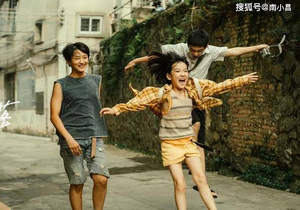《隐秘的角落》热播后广受好评,然而一位编剧大佬却称其勉强及格