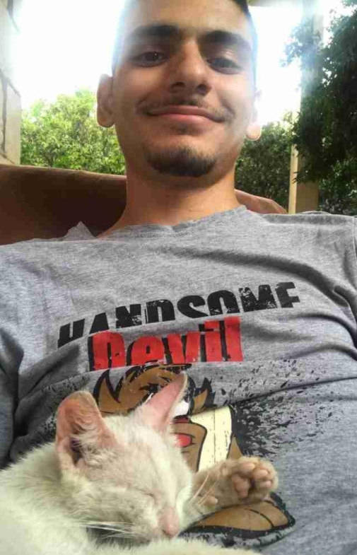 男子午睡正香,听到一些奇怪的响动,睁开眼睛一看太幸福了