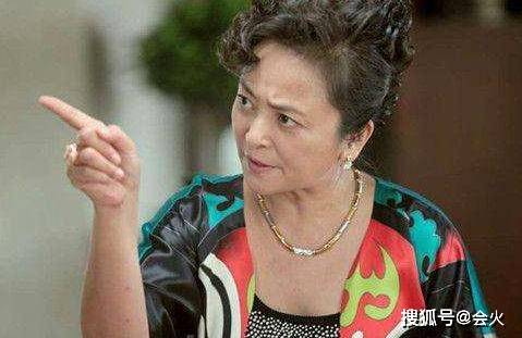 57岁李勤勤窝在车里吃泡面,满头白发被指太显老,曾三度远嫁异国