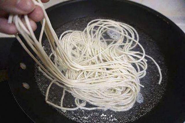 煮面条时,你的方法真对了吗?这几个误区别再踩了,味道大不同