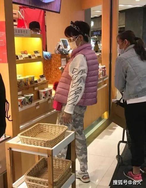 狄波拉风采不减,打扮少女与小11岁丈夫逛商场,对嘴亲吻太腻歪!