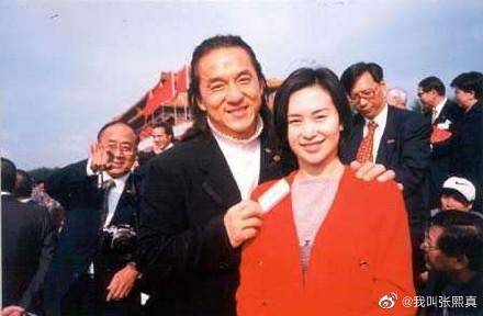 成龙现身赌王葬礼,瘦了很多显老态,与何超琼、利智都是多年好友
