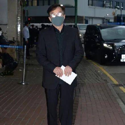 成龙出席赌王丧礼,传二人力追利智,港姐现身曾被四太赞理想儿媳
