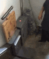 搞笑GIF:本想英雄救美,结果一下子就尴尬了