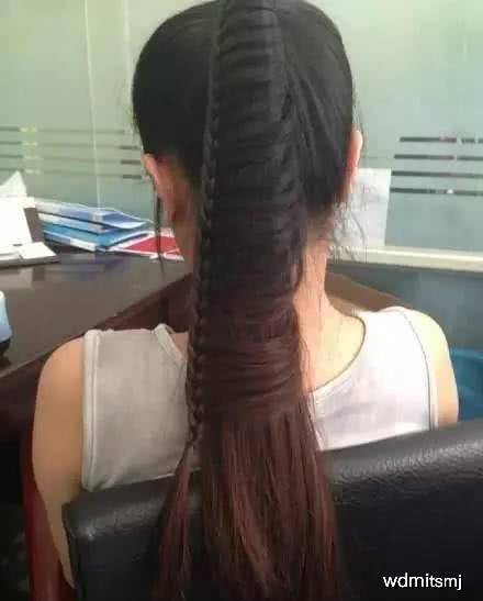 搞笑趣图:女同事新换的发型,看的我密集症犯了