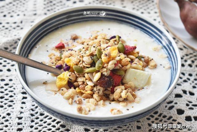 自制酸奶拉丝细腻顺滑,比买的实惠,夏天吃它清凉解暑又营养健康