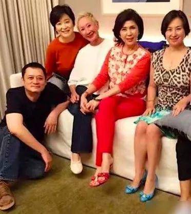 65岁林青霞一身黑裙现身赌王葬礼,她与赌王家族渊源从何超琼开始