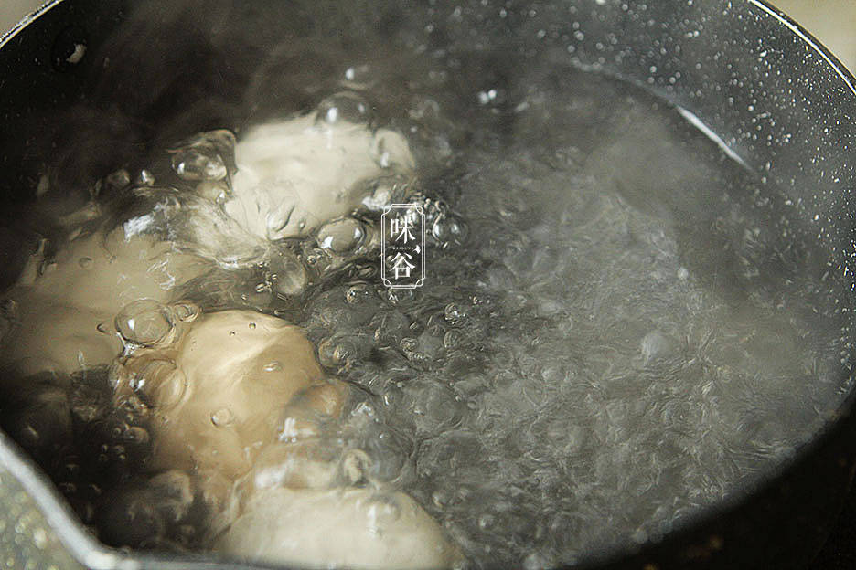 煮鸡蛋别只用清水,锅里多加2样东西,煮出的鸡蛋香嫩可口不粘壳
