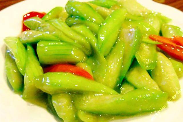 炒丝瓜,牢记不能直接下锅,不然看着发黑也没食欲,看完教你家人