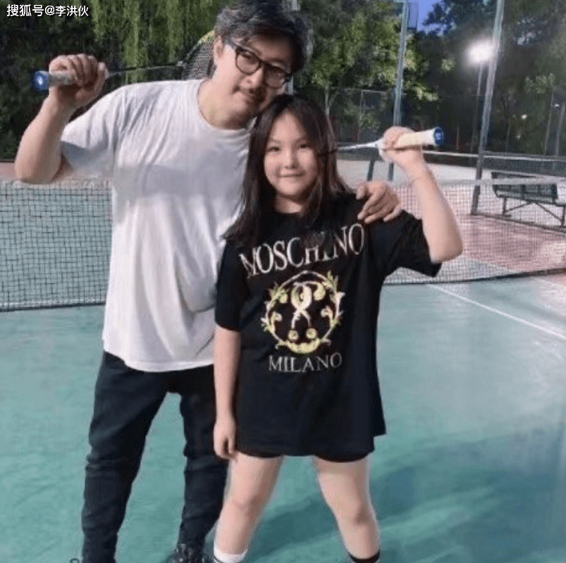 李湘瘦身成功,英伦风打扮贵妇范十足,与老东家再合作难掩兴奋