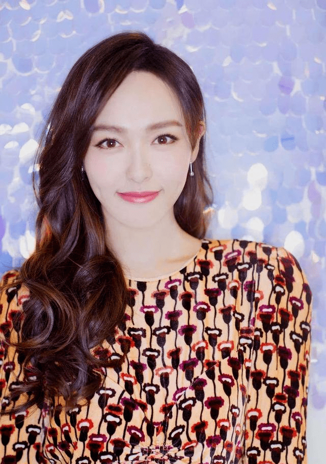 好久不见!产后一年的唐嫣终于复出露面!脸还有些憔悴浮肿?