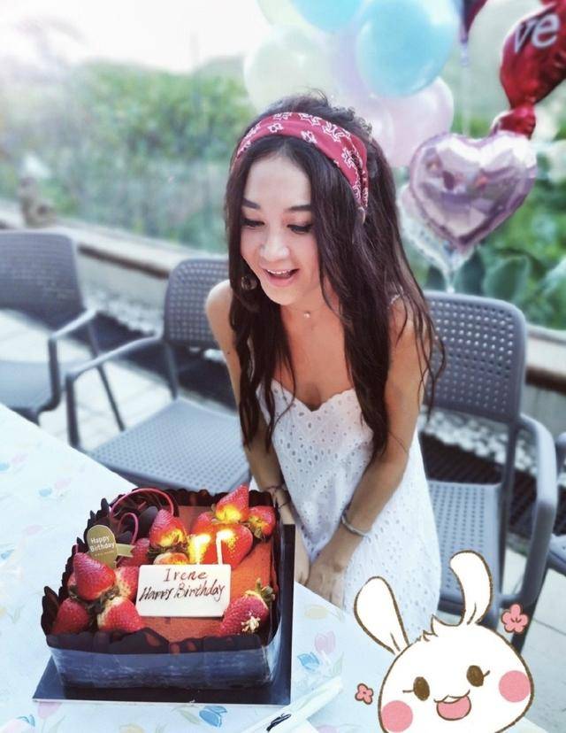 温碧霞54岁生日,丈夫养子左右献吻,何祖光皮肤黝黑毫无富豪气质