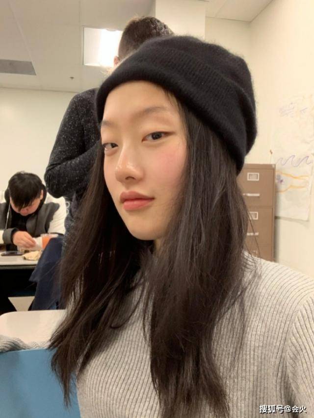 45岁"可云"生日晒近照,与老公认识7天闪婚,女儿气质突出似明星