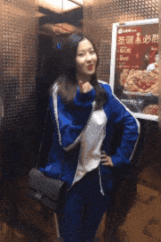 搞笑GIF趣图:就这一桌子菜,感觉我这辈子都吃不起!