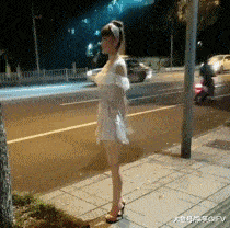 搞笑GIF趣图:和同事去理发店洗头,给他洗头那个妹子挺漂亮