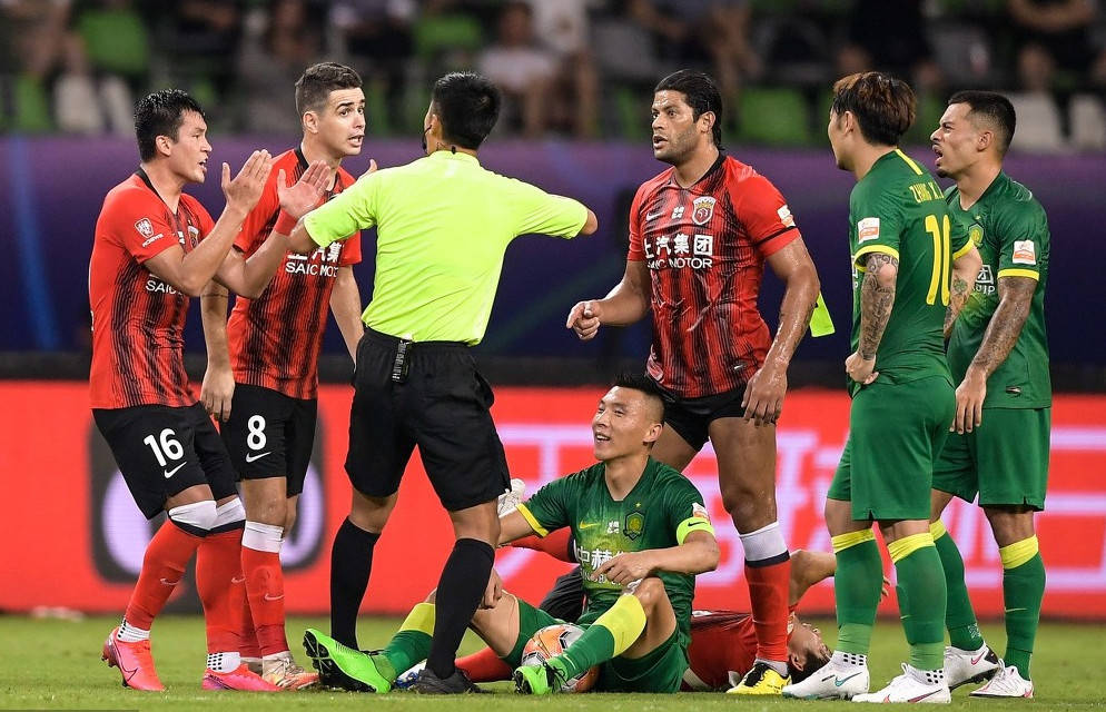一场2:1看出上港真大佬!怒怼于大宝为队友出头,现场球迷沸腾了