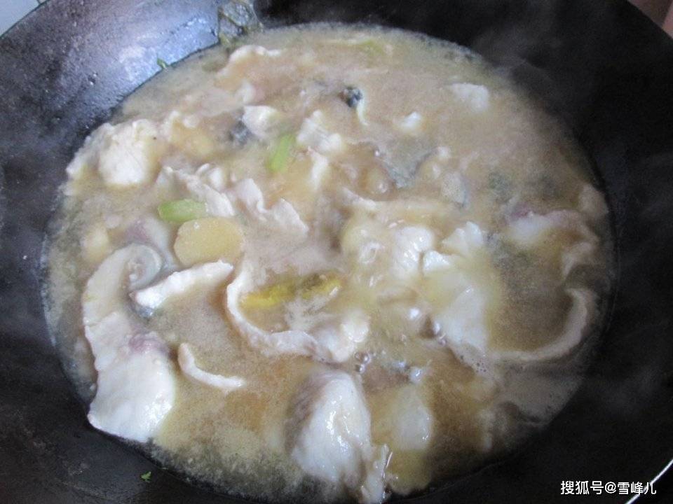 酸菜鱼,鱼片先放还是后放?这步做对了才是酸菜鱼鲜香滑嫩的关键