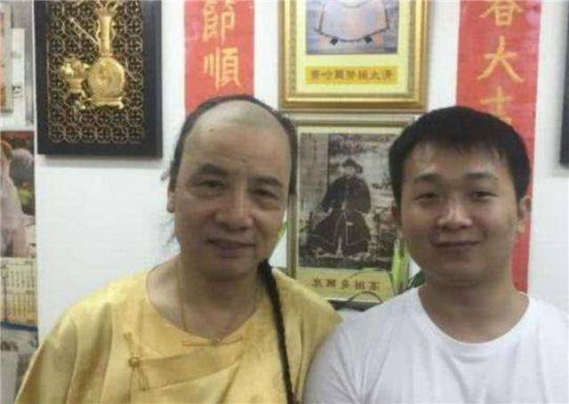 他自称是多尔衮十世孙,在火车站穿黄马褂大闹,扬言要住进故宫