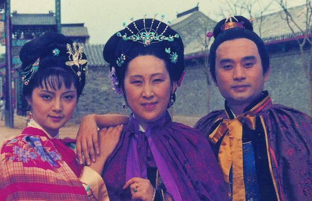 《红楼梦》里,香菱之所以呆,是认林黛玉为师?