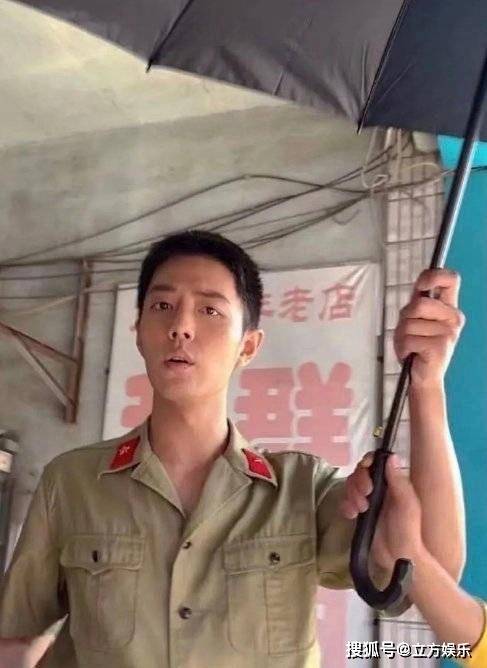 打回原形了?肖战《王牌》路透被嘲土丑,失去颜值滤镜变素人!
