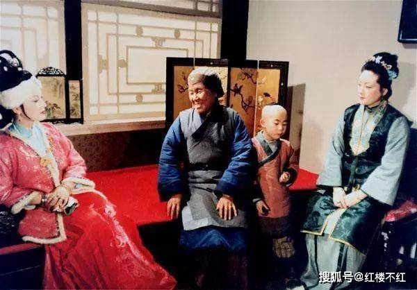 抽丝剥茧说阿凤:从刘姥姥一进荣国府,看王熙凤的世故精明