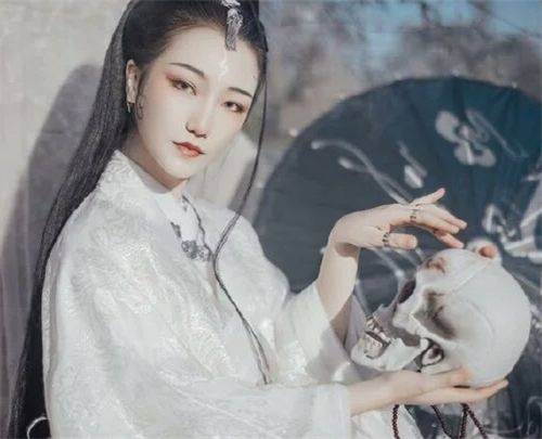 白骨精自称夫人,那她是谁的夫人?一来头不小的神仙,名字很熟悉