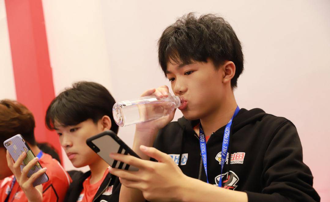 王者荣耀玩家解除王者防沉迷,却收到一封官方邮件,本要气晕随后狂喜