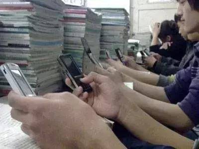 开心一笑:女同事住宾馆走错了房间,结果半小时后她哭着爬出来……