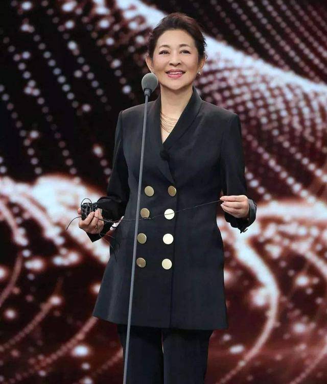 31岁进央视,主持春晚13年,倪萍最当红时离开央视的真相是啥