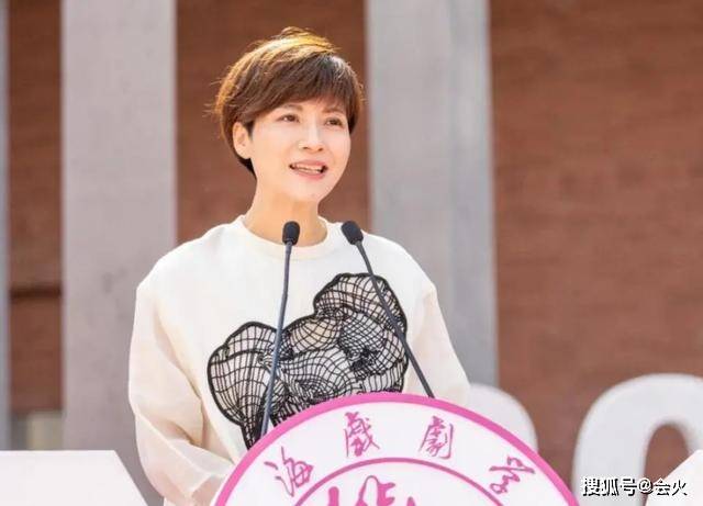 吉雪萍躺病床上鼻子插管,隐藏老公16年,儿子曝光皮肤黝黑像混血
