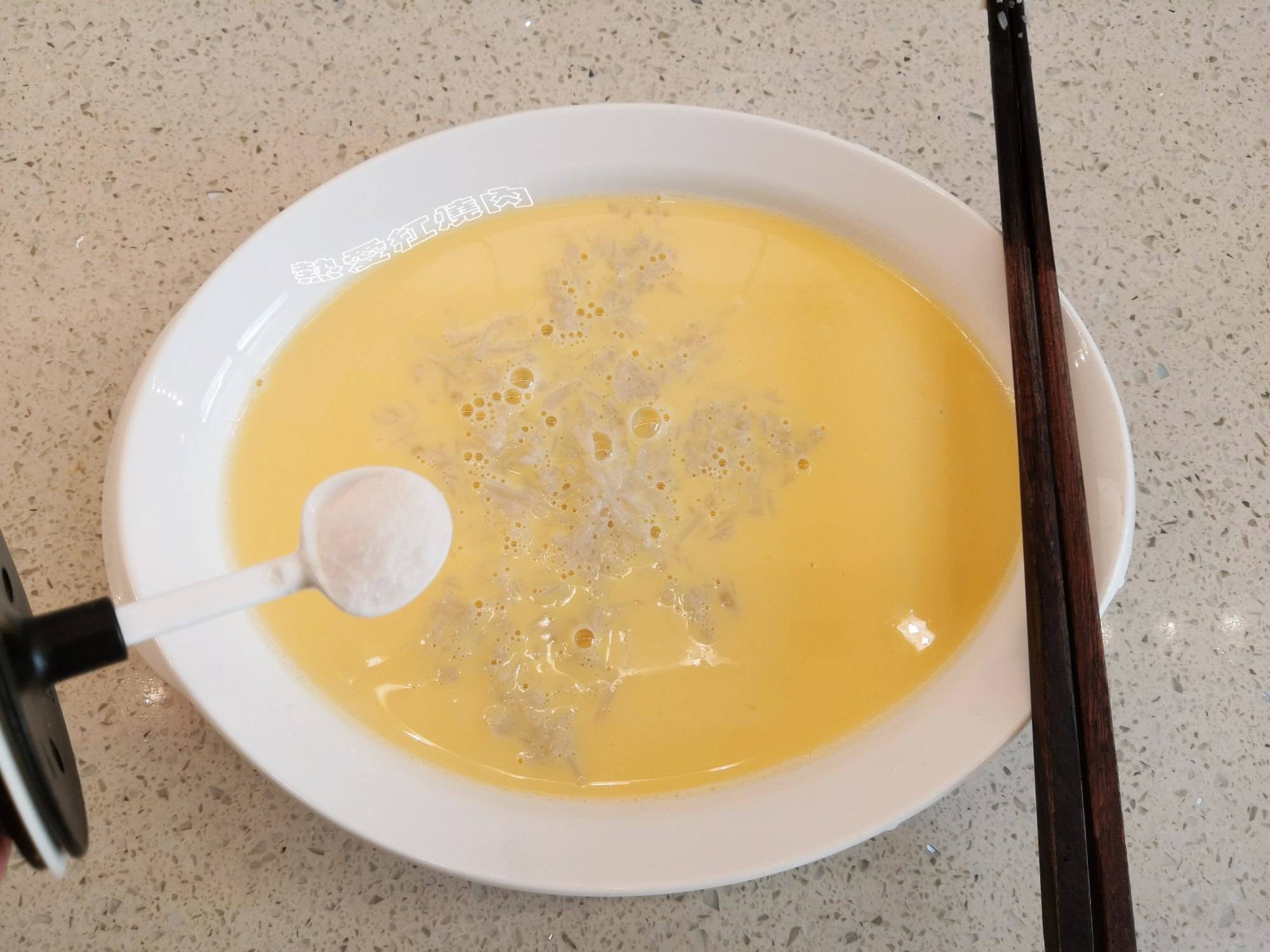 要想做到蒸好的鸡蛋羹滑嫩无孔,只要注意好这几点,你做你也行!