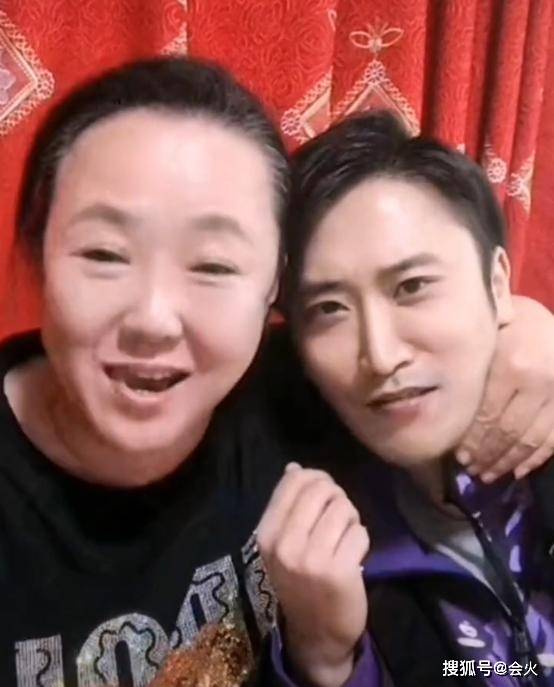 "刘能老婆"紧搂"赵玉田",猛亲三次才撒口,自称丈母娘疼姑爷