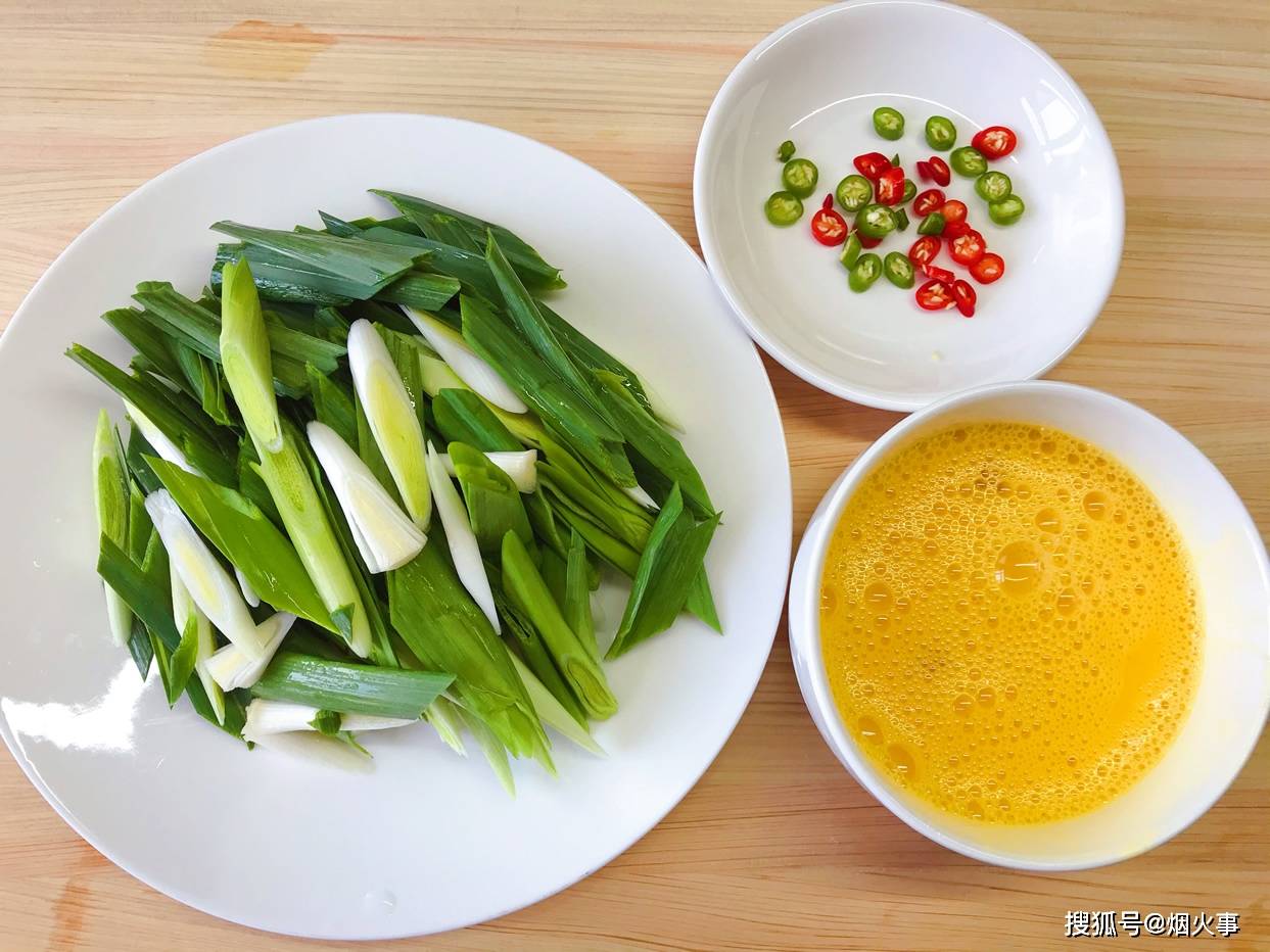 这菜炒鸡蛋就是鲜,5分钟就能上桌的快手菜,蒜香十足,非常下饭