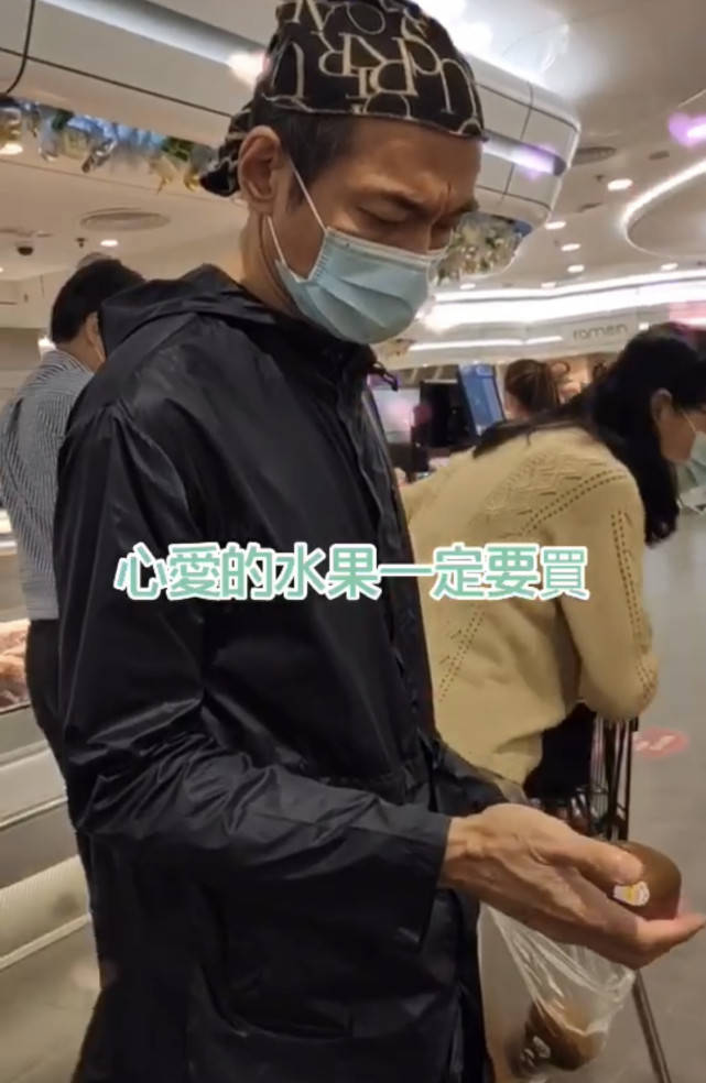 58岁江华近况曝光,“人戏不分”超市选购水果自带九五至尊霸气