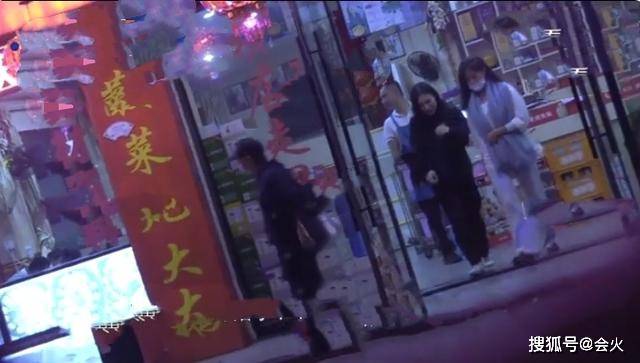 黄轩和新女友深夜罕同框,却各走各的零交流?官宣才5月就同居!