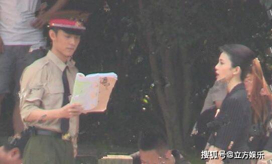 肖战《王牌》再曝新路透,身穿作战服帅气十足,墨镜造型走路带风