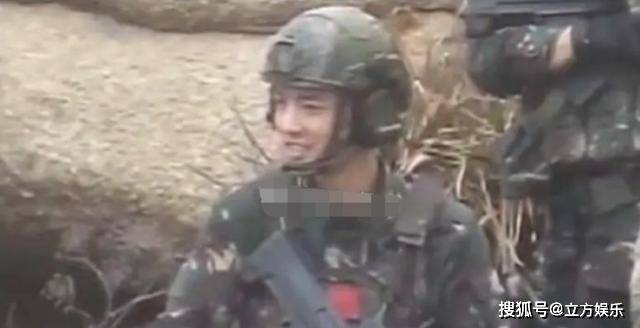 肖战《王牌》再曝新路透,身穿作战服帅气十足,墨镜造型走路带风