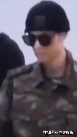 肖战《王牌》再曝新路透,身穿作战服帅气十足,墨镜造型走路带风